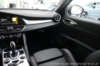 Alfa Romeo Giulia 2.0T VELOCE PANO AT8-Q4 2 2024