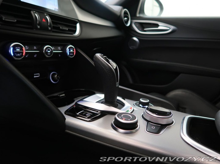 Alfa Romeo Giulia 2.0TURBO,CZ,1Maj,VELOCE,A 1800
