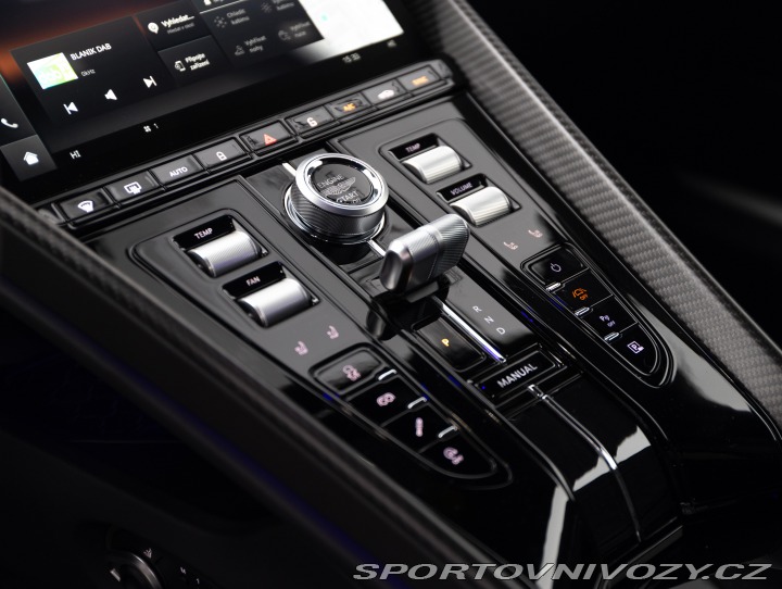 Aston Martin DB12  2025