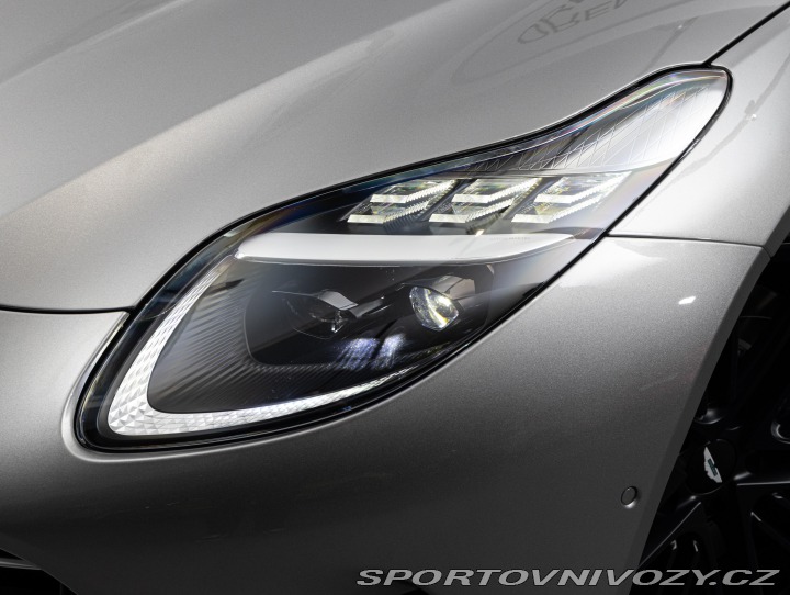 Aston Martin DB12  2025