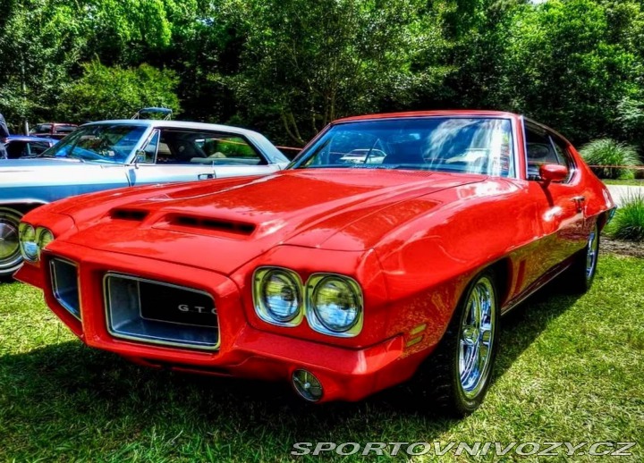 Pontiac GTO T37 (s přední maskou GTO a Ram Air kapotou) 1971