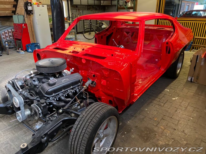 Pontiac GTO T37 (s přední maskou GTO a Ram Air kapotou) 1971