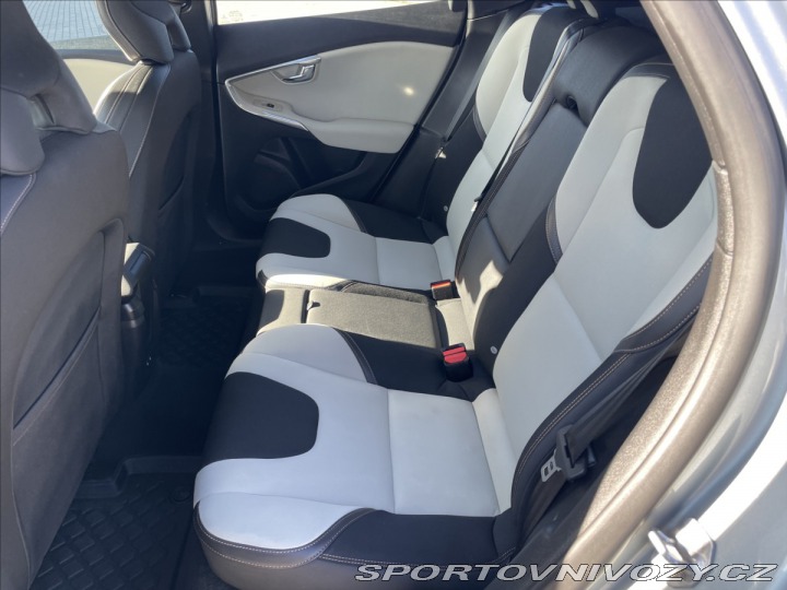 Volvo V40 2,0 i T4 140kw AWD CROSSC 2015