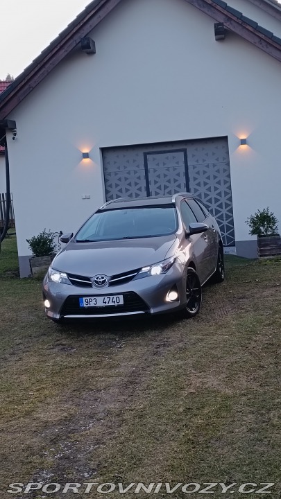 Toyota Ostatní modely TOYOTA AURIS 1.6i benzín 2014