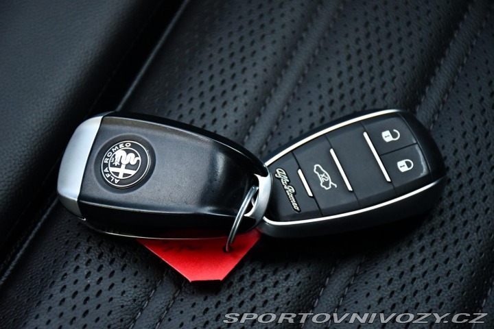 Alfa Romeo Giulia 2.0T16V206kWREZERVACE 2023