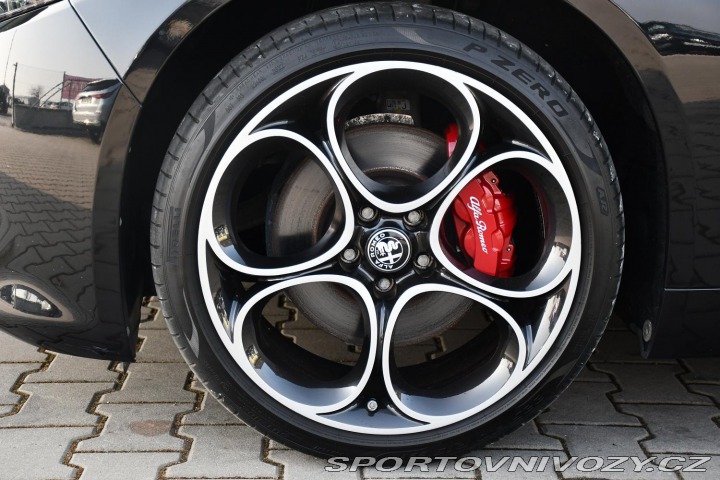 Alfa Romeo Giulia 2.0T16V206kWREZERVACE 2023