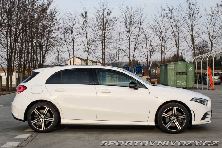 Mercedes-Benz A A250e AMG LINE AT8 / AJ 2020