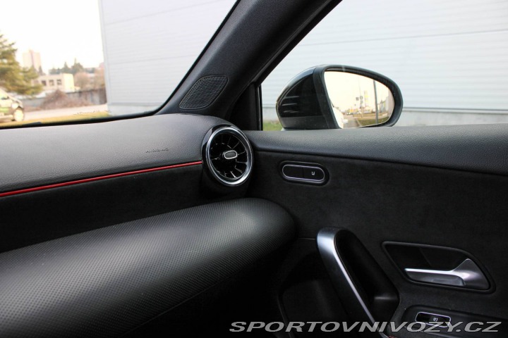 Mercedes-Benz A A250e AMG LINE AT8 / AJ 2020