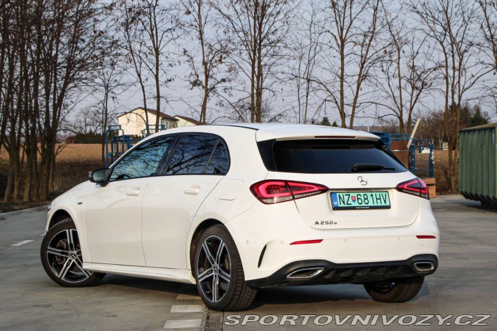 Mercedes-Benz A A250e AMG LINE AT8 / AJ 2020