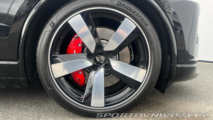 Porsche Macan Turbo 2025