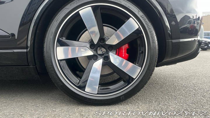 Porsche Macan Turbo 2025