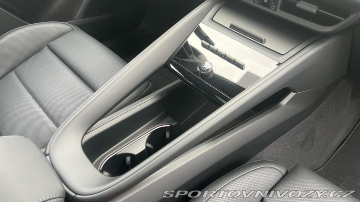 Porsche Macan Turbo 2025