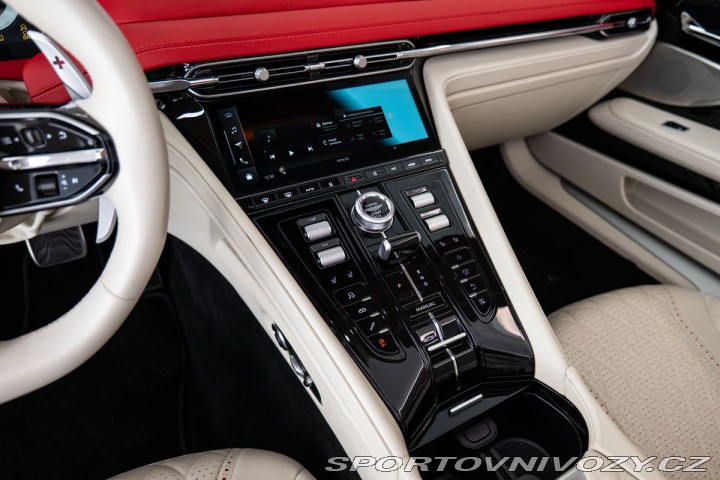 Aston Martin DB12 Volante 2024