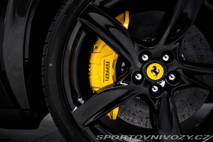 Ferrari Purosangue Lift, karbon, NOVÉ 2026