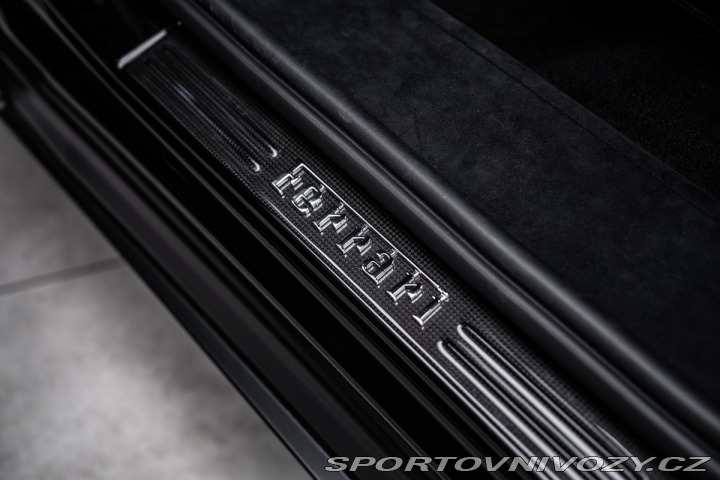 Ferrari Purosangue Lift, karbon, NOVÉ 2026