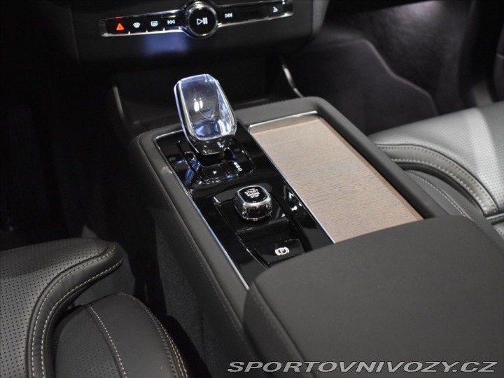 Volvo Ostatní modely XC90 2,0 T8 AWD Ultra B&W, 2025
