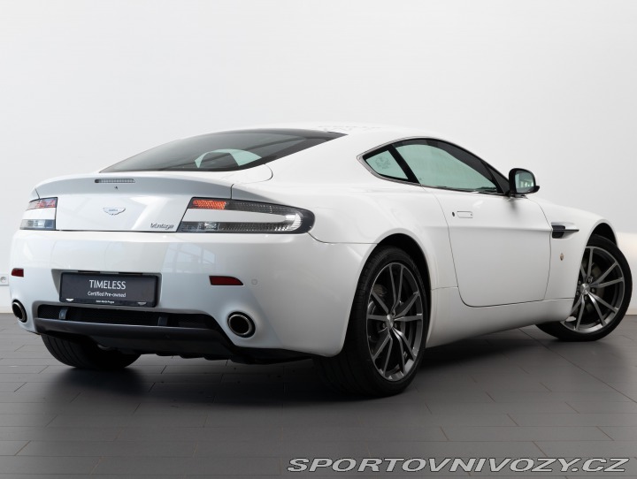 Aston Martin Vantage  2010