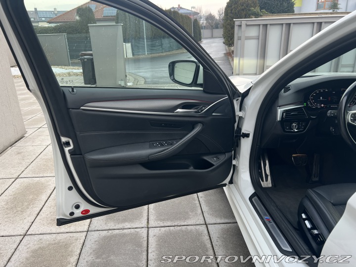 BMW 5 540i touring, záruka 2/27 2022