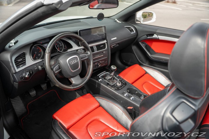 Audi A5 Cabriolet  2.0 TDi M6  /A 2010