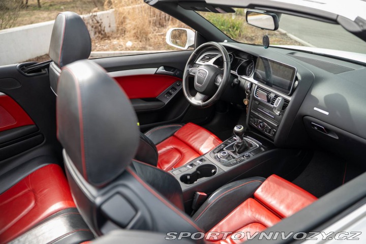 Audi A5 Cabriolet  2.0 TDi M6  /A 2010