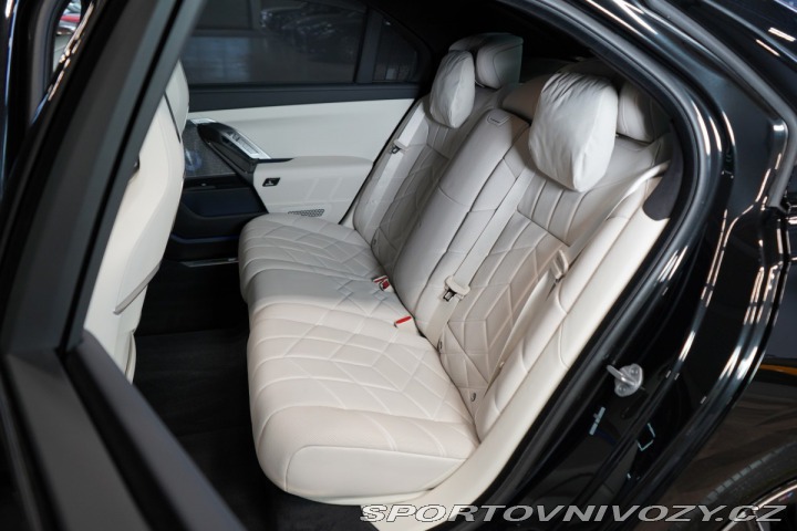 BMW 7 M760e*GRAN LUSSO*B&W* 2025