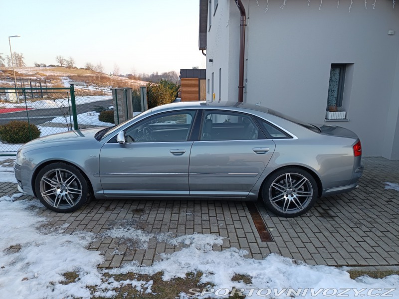 Audi S8 