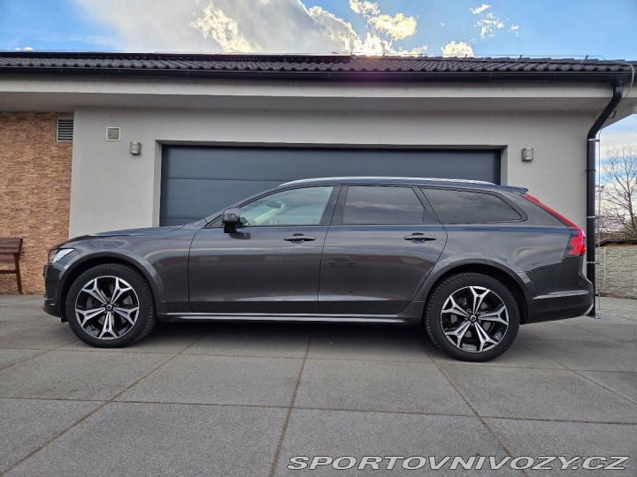 Volvo V90 MOTOR B5, plná výbava 2022