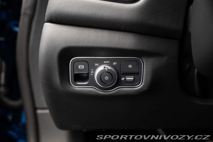 Aston Martin DBS 2023