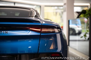 Aston Martin DBS 2023