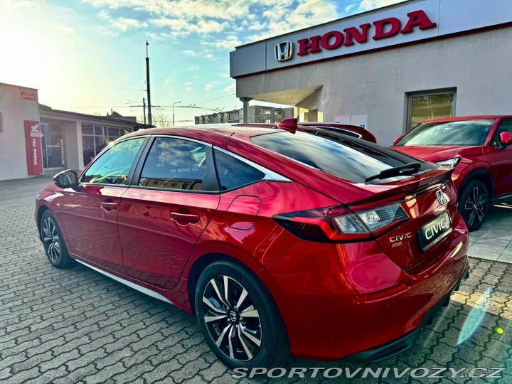 Honda Civic 2.0e:HEV Elegance SKLADEM 2026
