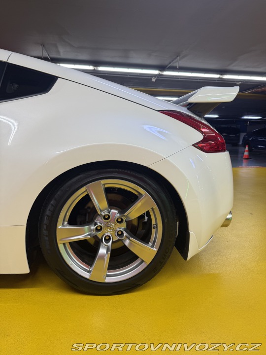 Nissan 370 Z  2011