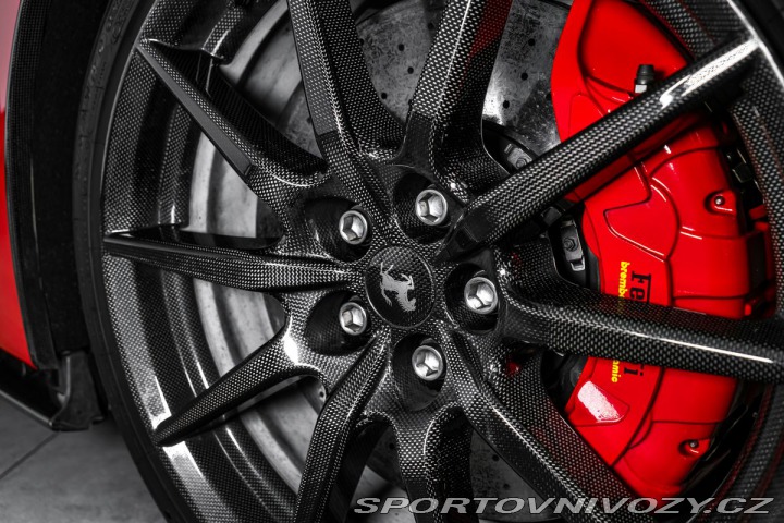 Ferrari SF90 Lift, karbon, metalíza 2024