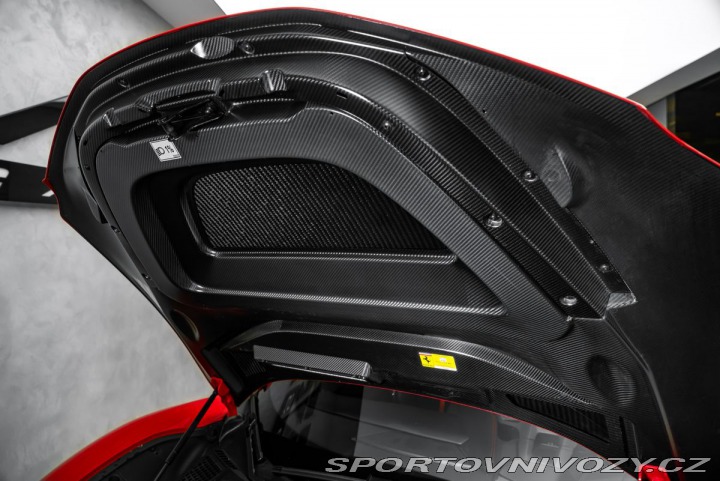 Ferrari SF90 Lift, karbon, metalíza 2024