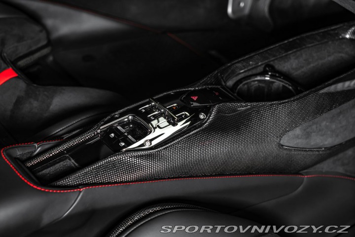 Ferrari SF90 Lift, karbon, metalíza 2024