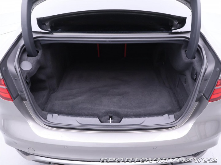 Jaguar XE 2,0 P300 221kW R-Dynamic 2020