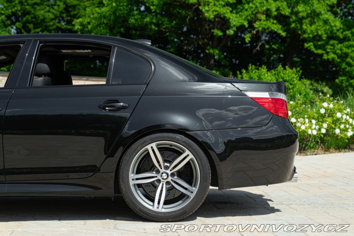 BMW M5  2005