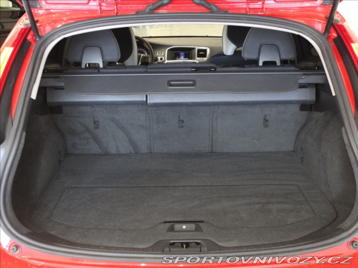 Volvo V60 2,4 D4 AWD R-Desing Výpro 2012