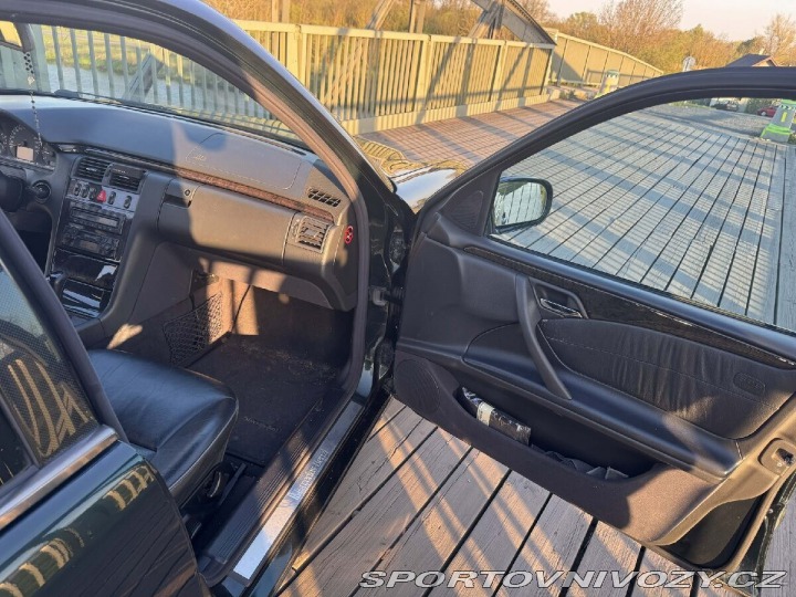 Mercedes-Benz Ostatní modely 3,2   w210 E320 2001