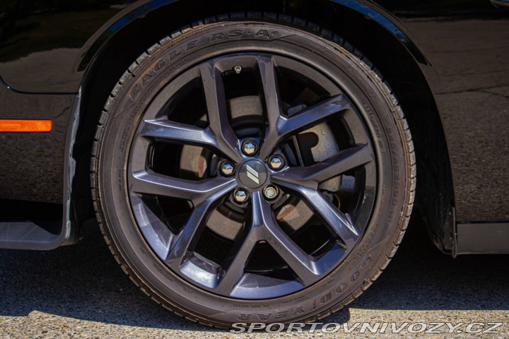 Dodge Challenger RT 5.7 V8 / TOP STAV / 2023