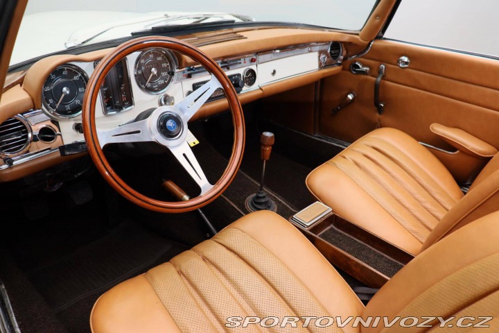 Mercedes-Benz SL 230 SL Pagoda z řady W113 1967
