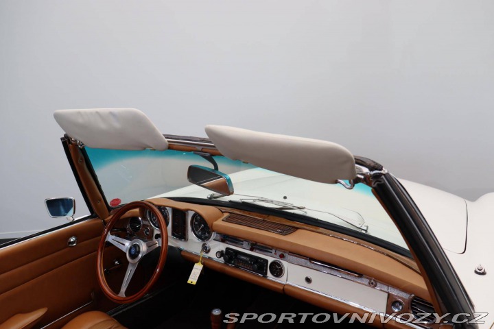 Mercedes-Benz SL 230 SL Pagoda z řady W113 1967