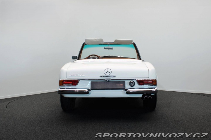 Mercedes-Benz SL 230 SL Pagoda z řady W113 1967