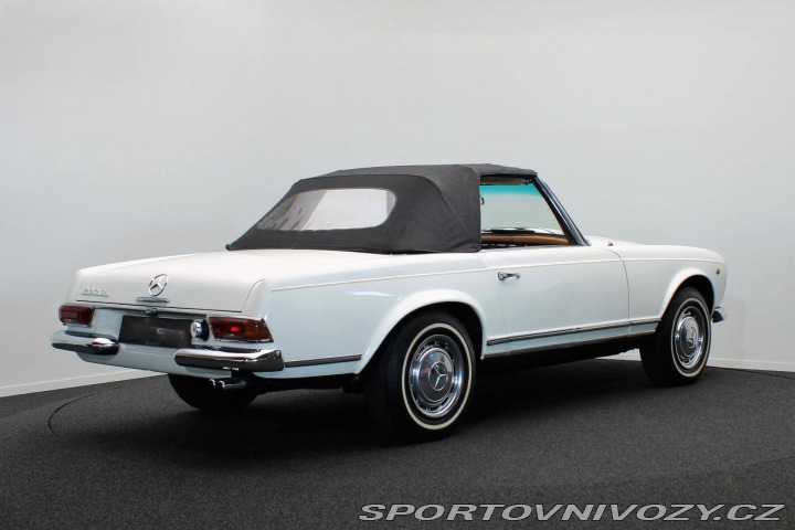 Mercedes-Benz SL 230 SL Pagoda z řady W113 1967