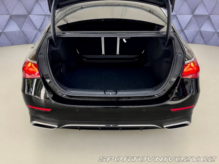 Mercedes-Benz E 220d 4M AMG, VZDUCH, EL. 2024