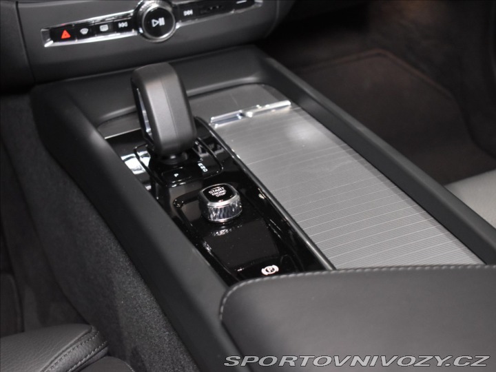 Volvo Ostatní modely XC60 2,0 T6 AWD Plus 2025