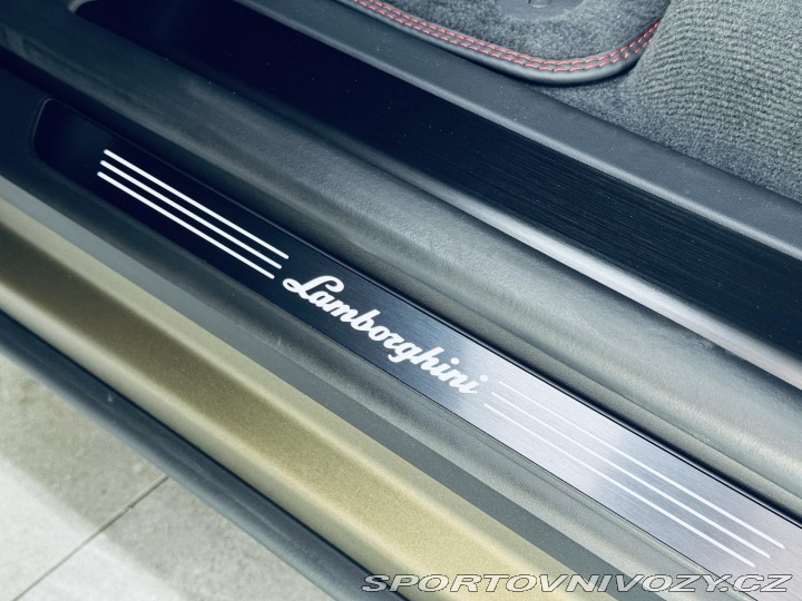 Lamborghini Urus SE*NOVÉ*MAT*AKRAPOVIC* 2025