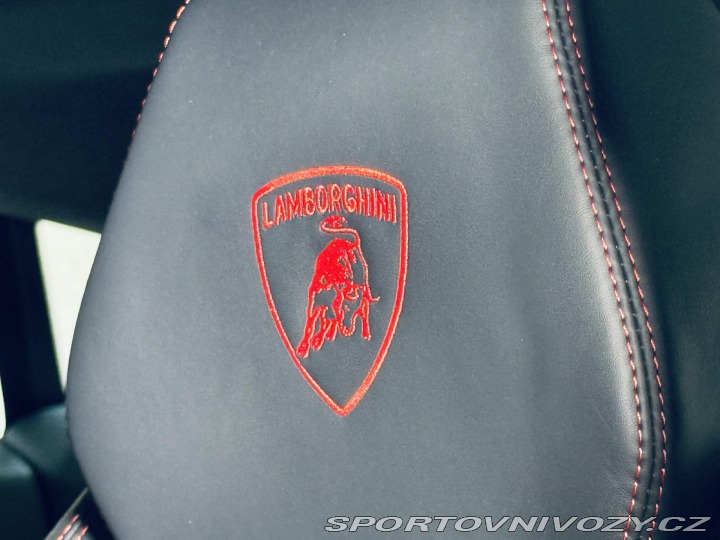Lamborghini Urus SE*NOVÉ*MAT*AKRAPOVIC* 2025