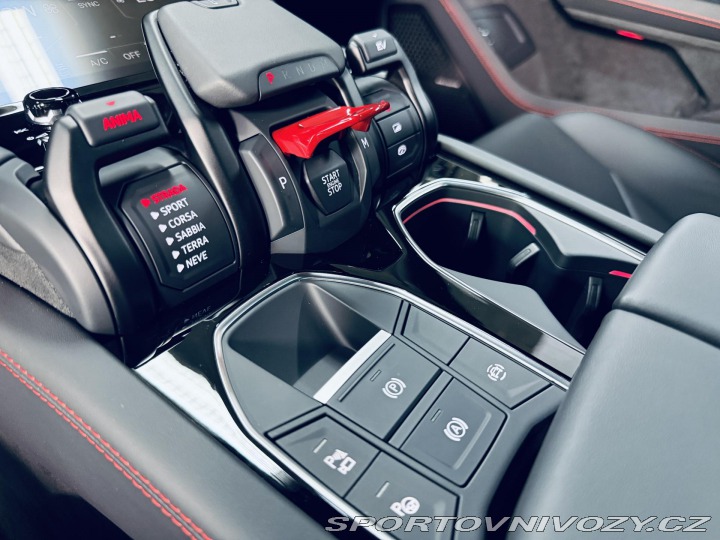 Lamborghini Urus SE*NOVÉ*MAT*AKRAPOVIC* 2025