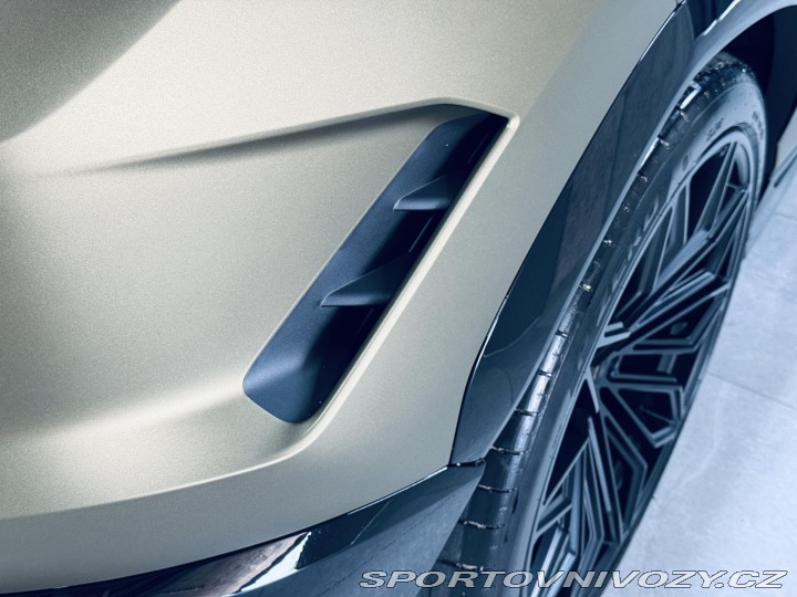 Lamborghini Urus SE*NOVÉ*MAT*AKRAPOVIC* 2025