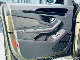 Lamborghini Urus SE*NOVÉ*MAT*AKRAPOVIC* 2025